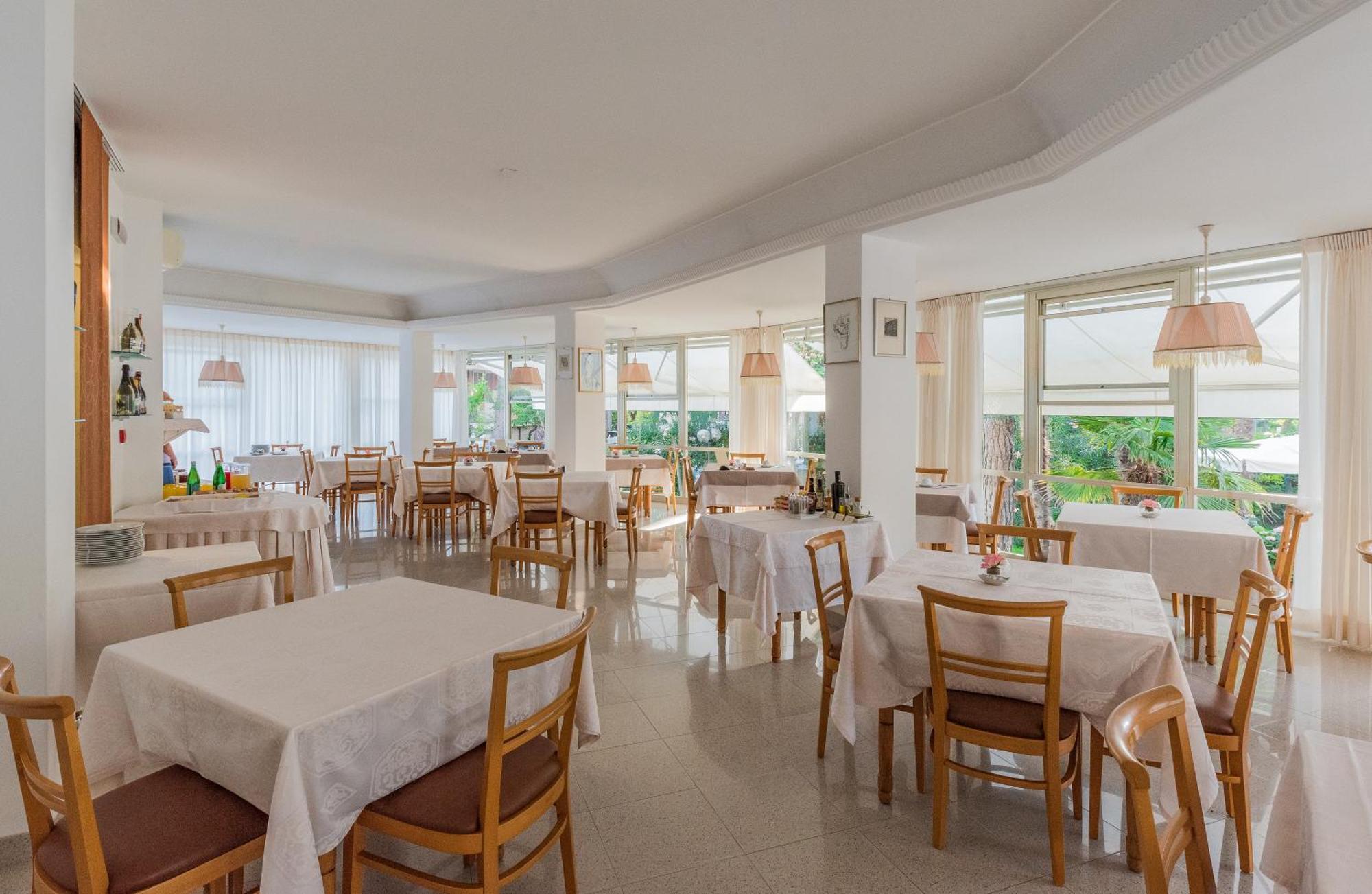 Hotel Escorial チェルヴィア エクステリア 写真